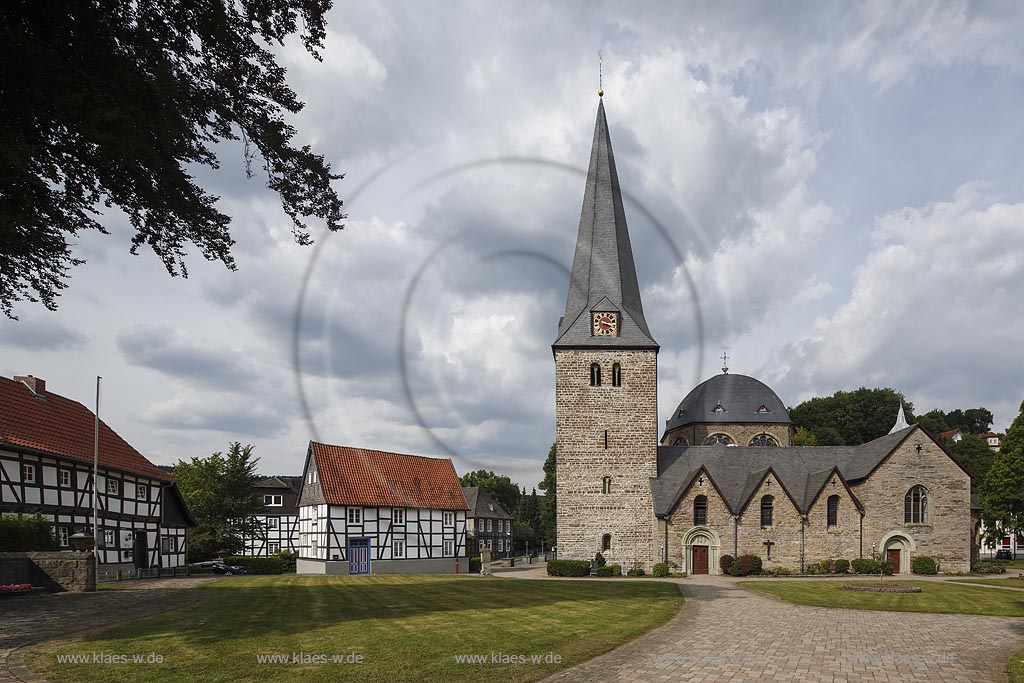 Balve, Kirchplatz und St. Blasius mit Wolkenhimmel; Balve, church square and St. Blasius with clouded sky.