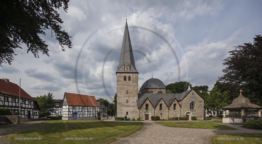 Balve, Kirchplatz und St. Blasius mit Wolkenhimmel; Balve, church square and St. Blasius with clouded sky.