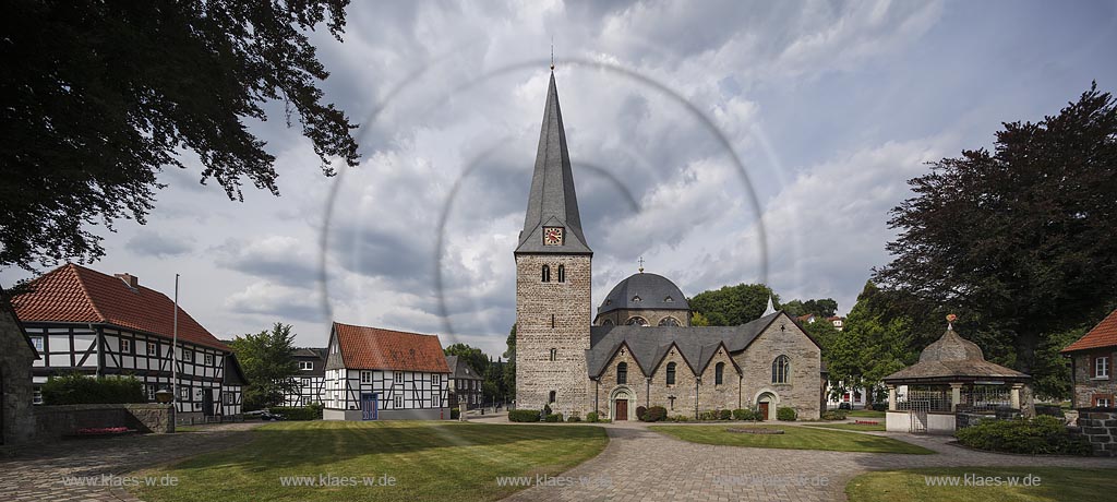 Balve, Kirchplatz und St. Blasius mit Wolkenhimmel; Balve, church square and St. Blasius with clouded sky.