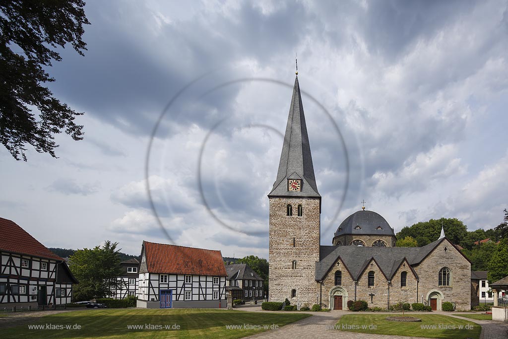 Balve, Kirchplatz und St. Blasius mit Wolkenhimmel; Balve, church square and St. Blasius with clouded sky.