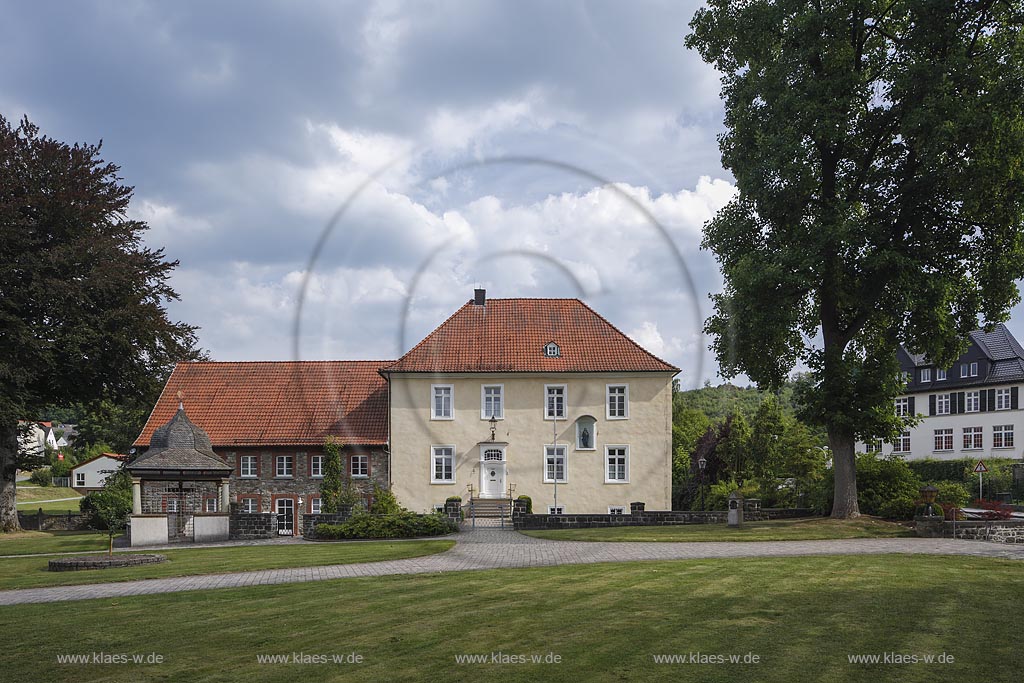 Balve, Blick zum Pfarrhaus und Mausoleum mit Wolkenhimmel; Balve, view to the manse and mausoleum with clouded sky.