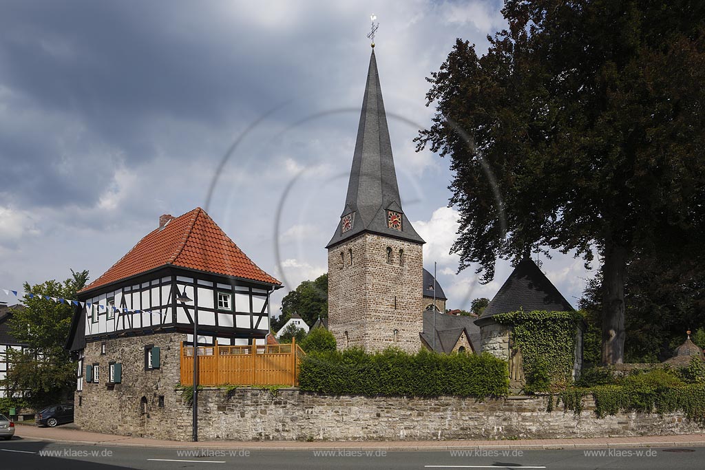 Balve, Vikarie St. Nikolai mit St. Blasius Balve, zwei Baudenkmaeler der Stadt; Balve, Vikarie St. Nikolai with St. Blasius Balve, two churches which are also listed monuments.