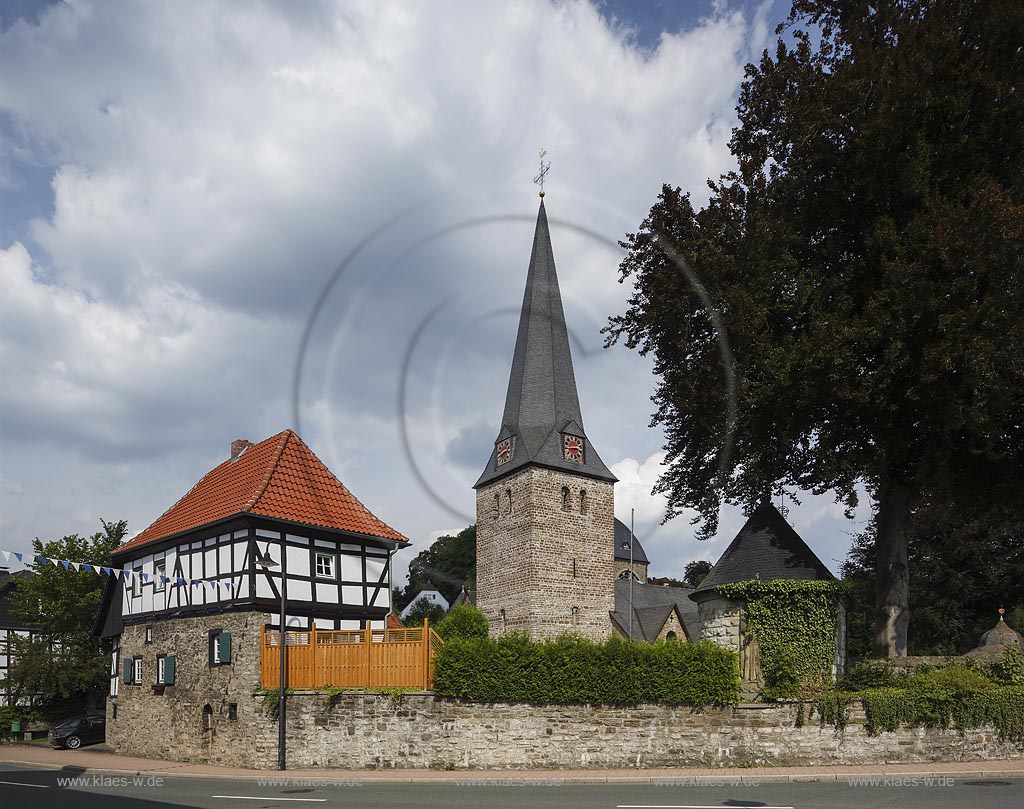 Balve, Vikarie St. Nikolai mit St. Blasius Balve, zwei Baudenkmaeler der Stadt; Balve, Vikarie St. Nikolai with St. Blasius Balve, two churches which are also listed monuments.