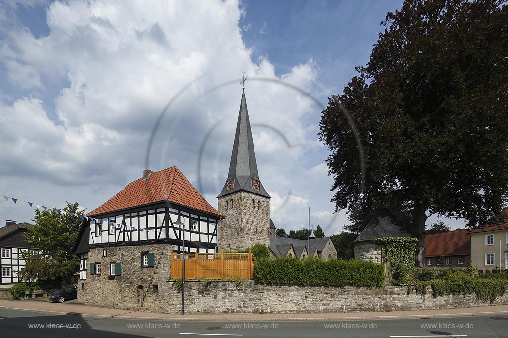 Balve, Vikarie St. Nikolai mit St. Blasius Balve, zwei Baudenkmaeler der Stadt; Balve, Vikarie St. Nikolai with St. Blasius Balve, two churches which are also listed monuments.