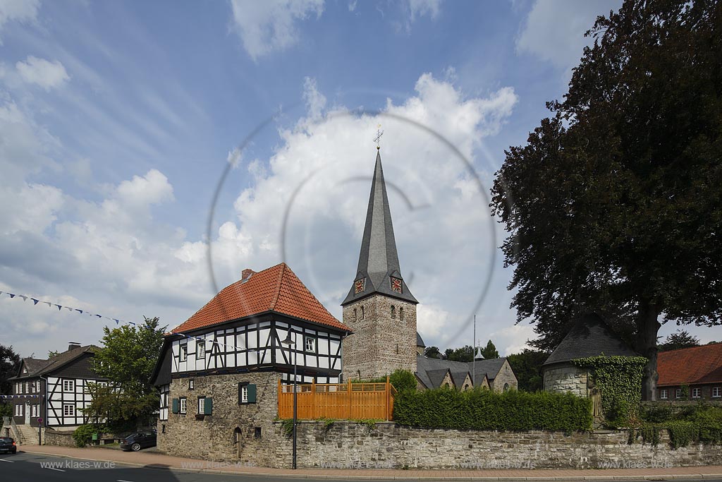 Balve, Vikarie St. Nikolai mit St. Blasius Balve, zwei Baudenkmaeler der Stadt; Balve, Vikarie St. Nikolai with St. Blasius Balve, two churches which are also listed monuments.