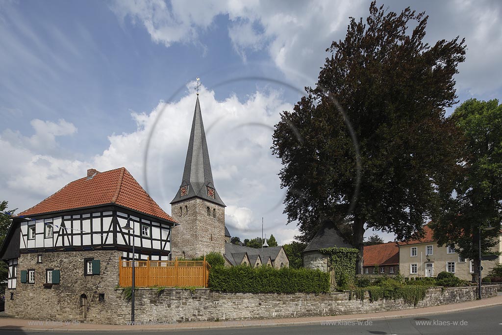 Balve, Vikarie St. Nikolai mit St. Blasius Balve, zwei Baudenkmaeler der Stadt; Balve, Vikarie St. Nikolai with St. Blasius Balve, two churches which are also listed monuments.