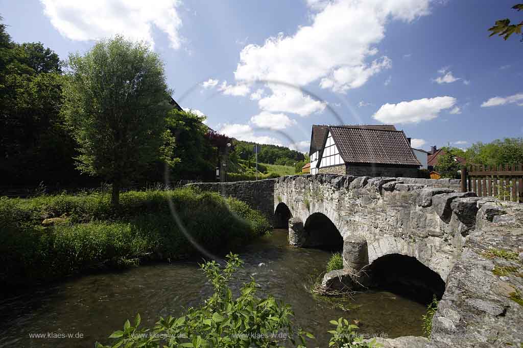 Balve, Volkinghausen, Blick auf alte Hoennebruecke mit Fachwerkhusern, Sauerland