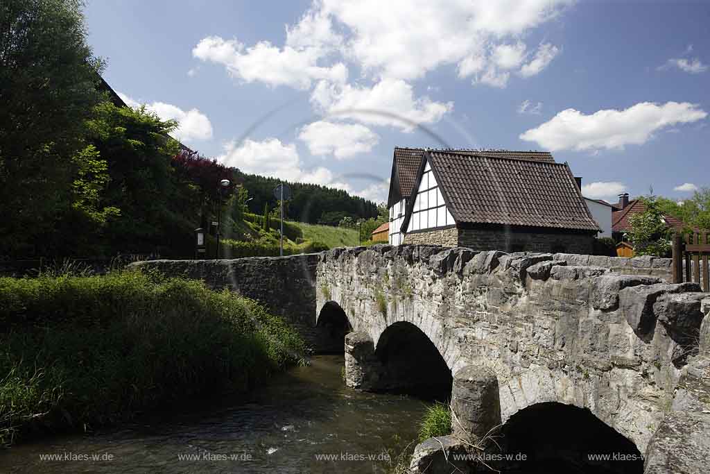 Balve, Volkinghausen, Blick auf alte Hoennebruecke mit Fachwerkhusern, Sauerland