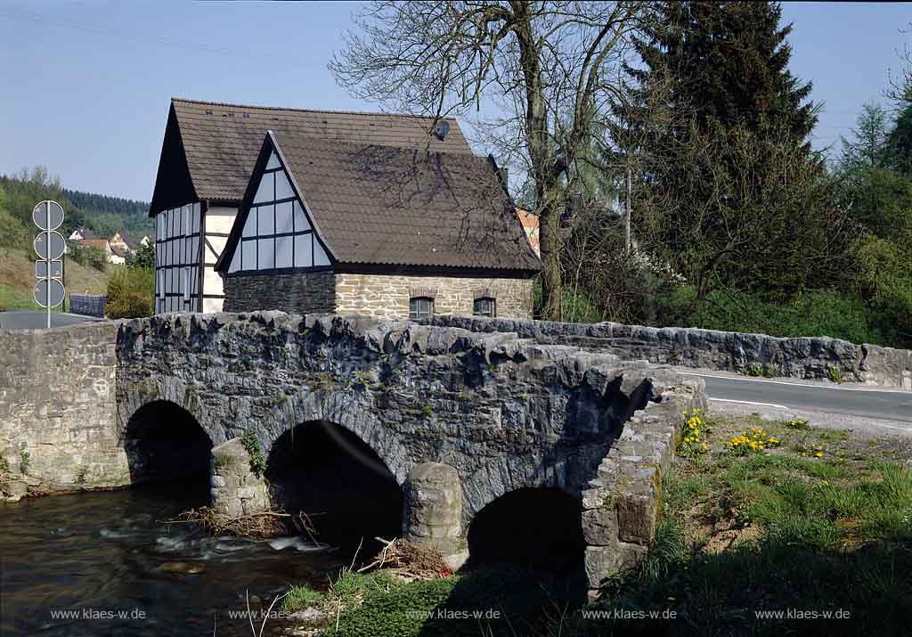 Balve, Volkinghausen, Blick auf alte Hoennebruecke mit Fachwerkhusern, Sauerland