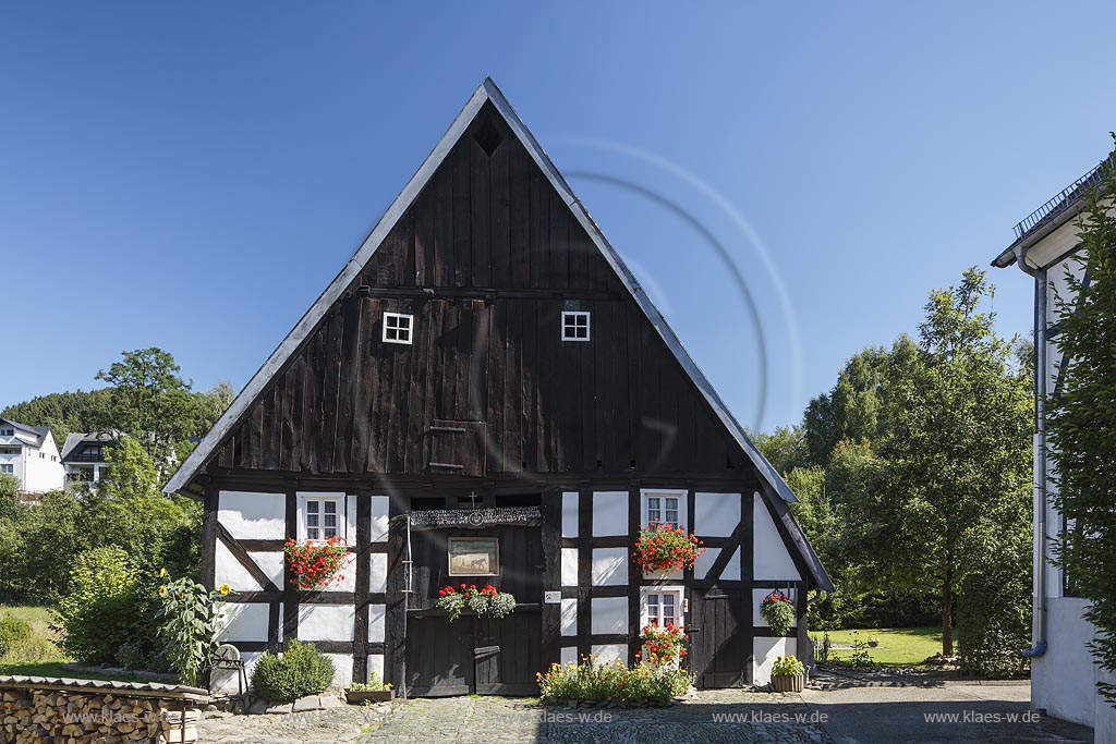 Bestwig Heringhausen, Bestwiger Strasse 31, Baudenkmal, Fachwerkhaus und Wohnhaus mit Garage, Scheune und Lesepflaster vor dem Deelentor der Scheune; Bestwig Heringhausen, street Bestwiger Strasse 31, building of historic importance, frame house and apartment building with garage, barn and cobblestone Lesepflaster in front of the door Deelentor of the barn.