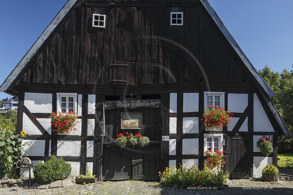 Bestwig Heringhausen, Bestwiger Strasse 31, Baudenkmal, Fachwerkhaus und Wohnhaus mit Garage, Scheune und Lesepflaster vor dem Deelentor der Scheune; Bestwig Heringhausen, street Bestwiger Strasse 31, building of historic importance, frame house and apartment building with garage, barn and cobblestone Lesepflaster in front of the door Deelentor of the barn.