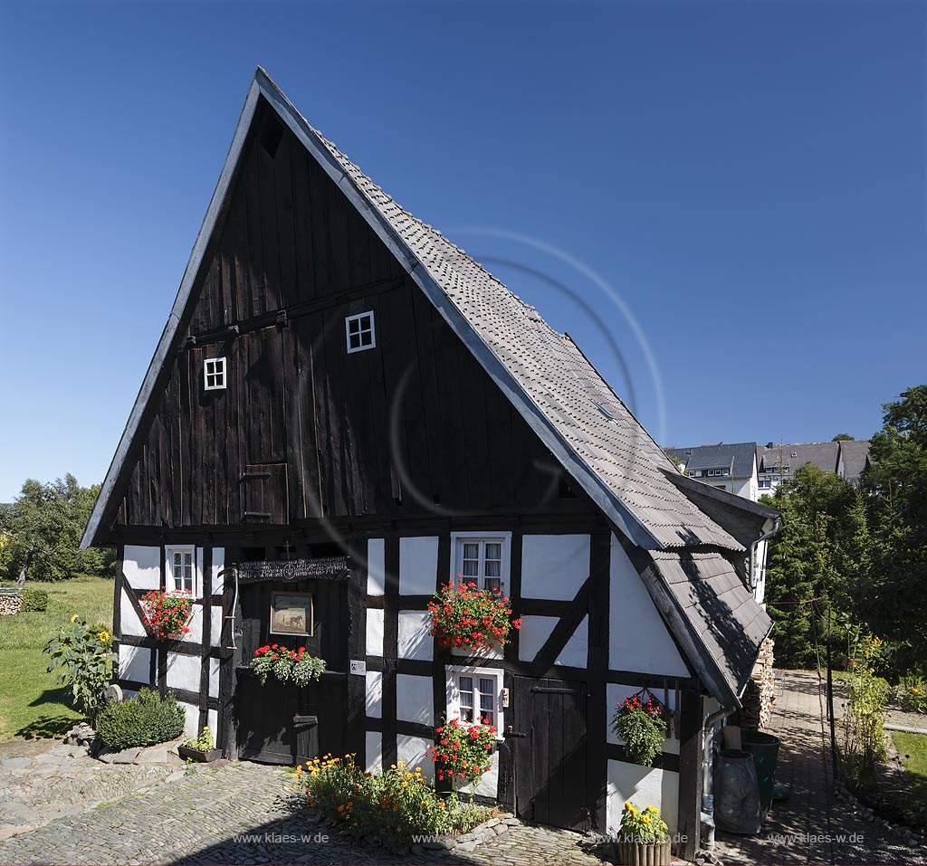 Bestwig Heringhausen, Bestwiger Strasse 31, Baudenkmal, Fachwerkhaus und Wohnhaus mit Garage, Scheune und Lesepflaster vor dem Deelentor der Scheune; Bestwig Heringhausen, street Bestwiger Strasse 31, building of historic importance, frame house and apartment building with garage, barn and cobblestone Lesepflaster in front of the door Deelentor of the barn.