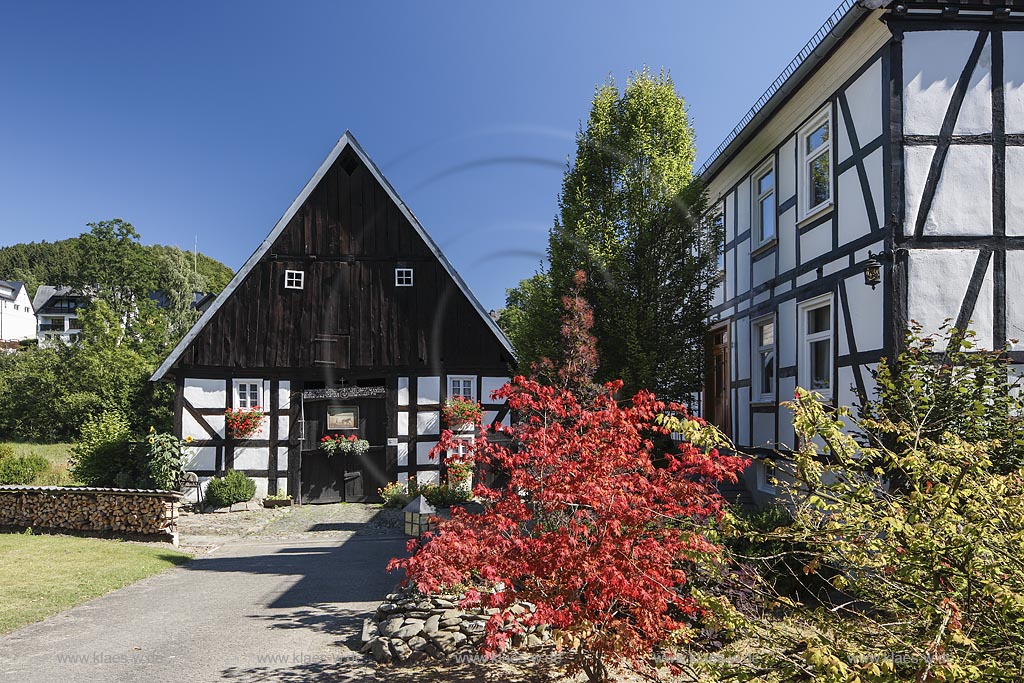 Bestwig Heringhausen, Bestwiger Strasse 31, Baudenkmal, Fachwerkhaus und Wohnhaus mit Garage, Scheune mit Deelentor; Bestwig Heringhausen, street Bestwiger Strasse 31, building of historic importance, frame house and apartment building with garage, barn with door Deelentor.