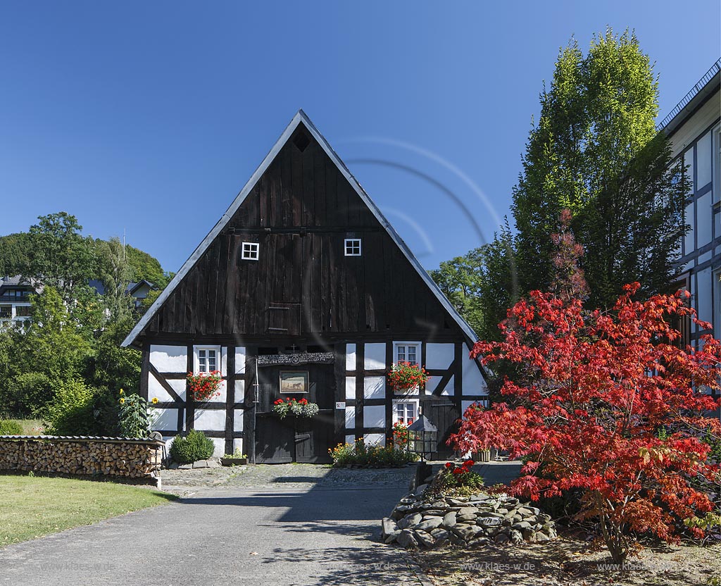 Bestwig Heringhausen, Bestwiger Strasse 31, Baudenkmal, Fachwerkhaus und Wohnhaus mit Garage, Scheune mit Deelentor; Bestwig Heringhausen, street Bestwiger Strasse 31, building of historic importance, frame house and apartment building with garage, barn with door Deelentor.