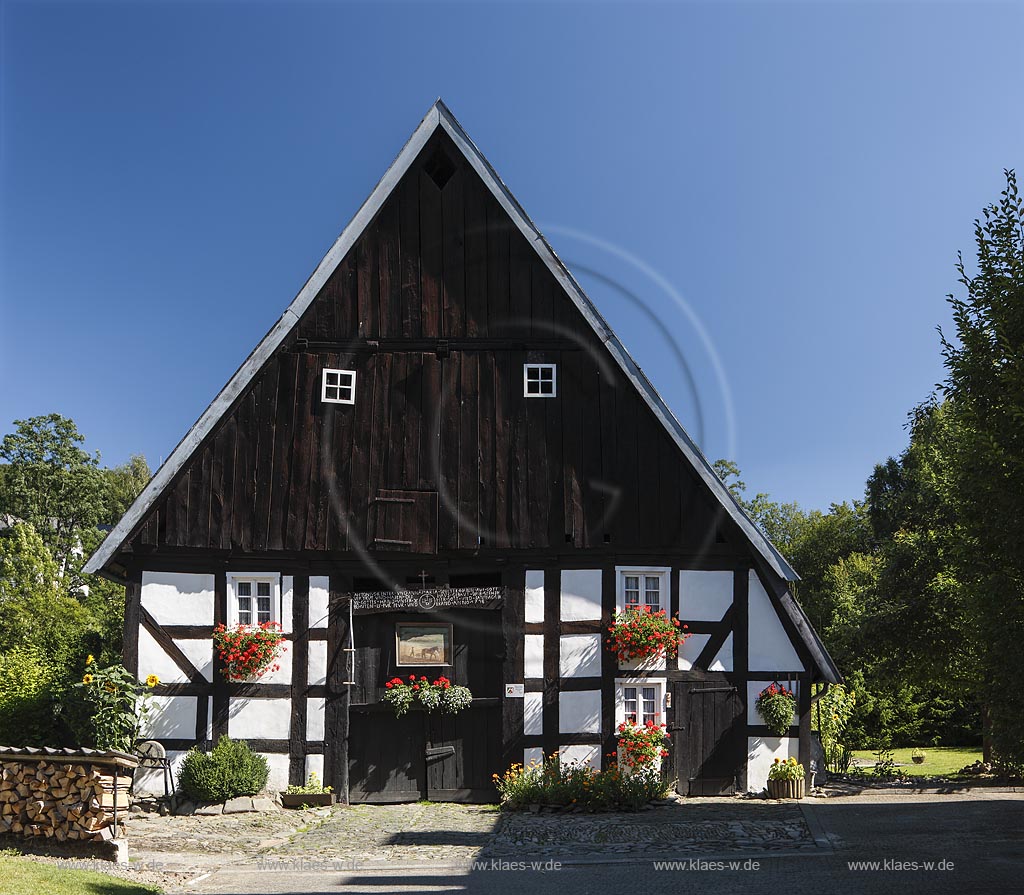 Bestwig Heringhausen, Bestwiger Strasse 31, Baudenkmal, Fachwerkhaus und Wohnhaus mit Garage, Scheune und Lesepflaster vor dem Deelentor der Scheune; Bestwig Heringhausen, street Bestwiger Strasse 31, building of historic importance, frame house and apartment building with garage, barn and cobblestone Lesepflaster in front of the door Deelentor of the barn.