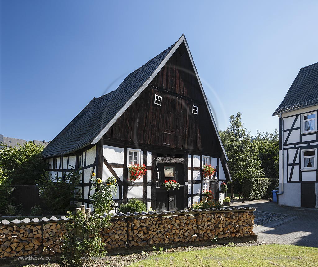 Bestwig Heringhausen, Bestwiger Strasse 31, Baudenkmal, Fachwerkhaus und Wohnhaus mit Garage, Scheune mit Deelentor; Bestwig Heringhausen, street Bestwiger Strasse 31, building of historic importance, frame house and apartment building with garage, barn with door Deelentor.