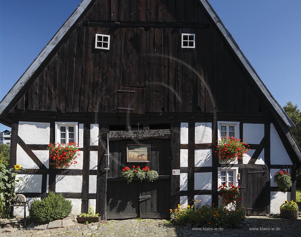 Bestwig Heringhausen, Bestwiger Strasse 31, Baudenkmal, Fachwerkhaus und Wohnhaus mit Garage, Scheune und Lesepflaster vor dem Deelentor der Scheune; Bestwig Heringhausen, street Bestwiger Strasse 31, building of historic importance, frame house and apartment building with garage, barn and cobblestone Lesepflaster in front of the door Deelentor of the barn.