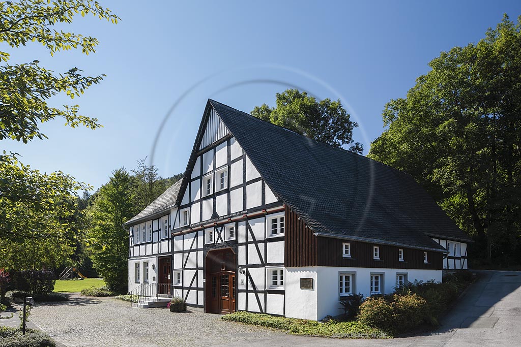 Bestwig Ramsbeck, Blick auf den Junkernhof,  aus dem Jahr 1744, steht heute unter Denkmalschutz; Bestwig Ramsbeck, view to the farm house Junkernhof anno 1744.