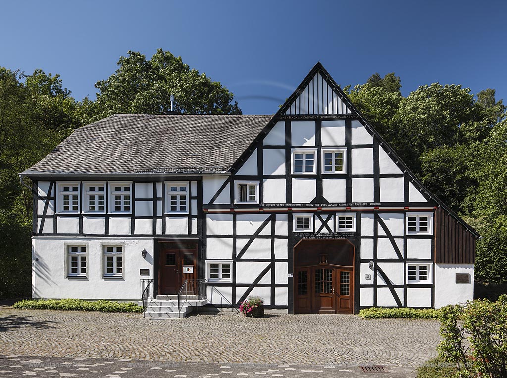 Bestwig Ramsbeck, Blick auf den Junkernhof,  aus dem Jahr 1744, steht heute unter Denkmalschutz; Bestwig Ramsbeck, view to the farm house Junkernhof anno 1744.