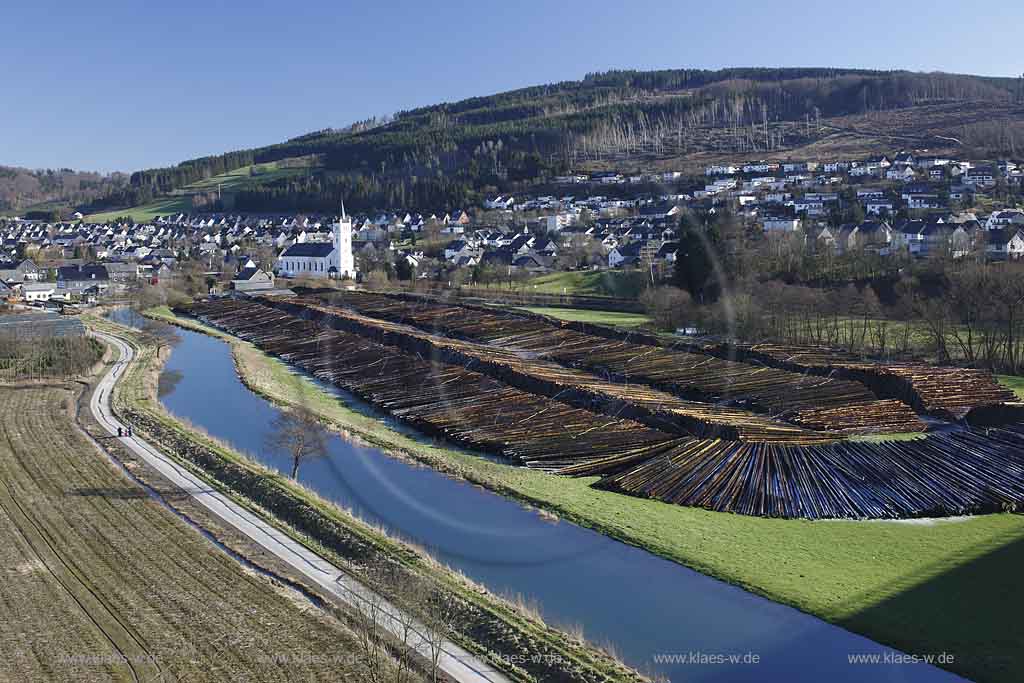 Bestwig, Velmede, Blick zum Ort mit Ruhr, Naholzlager,