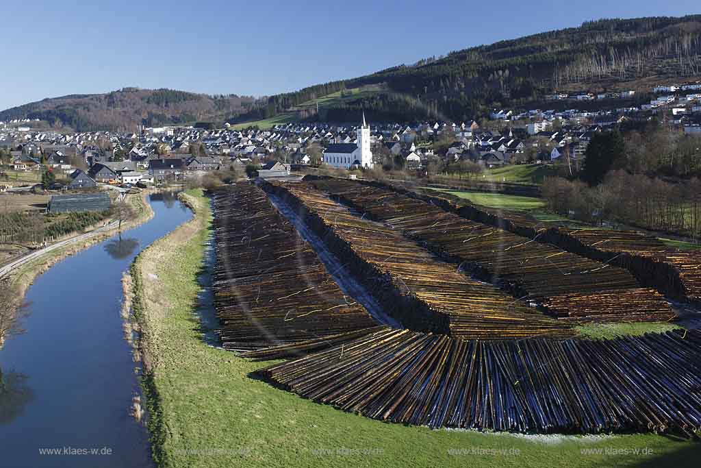 Bestwig, Velmede, Blick zum Ort mit Ruhr, Naholzlager,