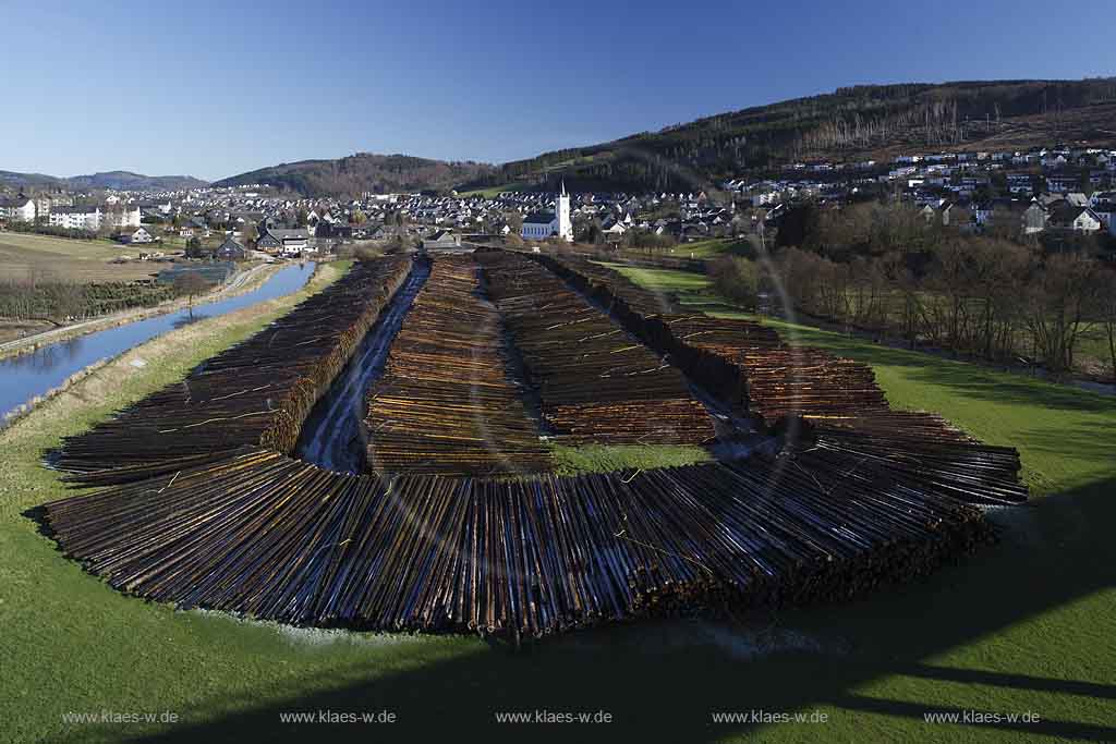 Bestwig, Velmede, Blick zum Ort mit Ruhr, Naholzlager,