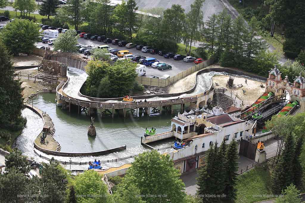 Bestwig, Fort Fun, Blick auf Wildwasserbahn und Parkplatz, Sauerland