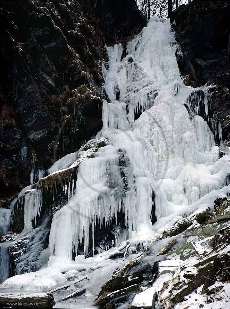 Bestwig, Hochsauerlandkreis, Plaesterlegge, Plsterlegge, Blick auf vereisten Wasserfall, Sauerland