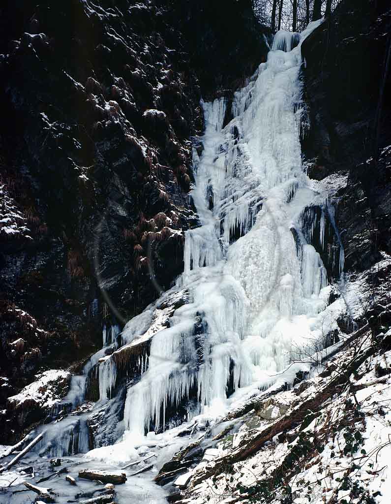 Bestwig, Plaesterlegge, Blick auf vereisten Wasserfall, Sauerland