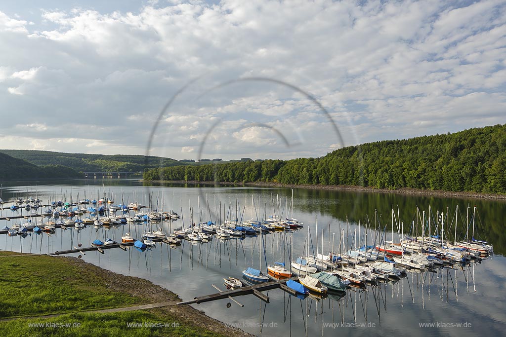 Biggetalsperre, auch Biggesee, bei Olpe Sondern mit Bootsanlegern; barrier lake Biggesee near Olpe Sondern with docks.