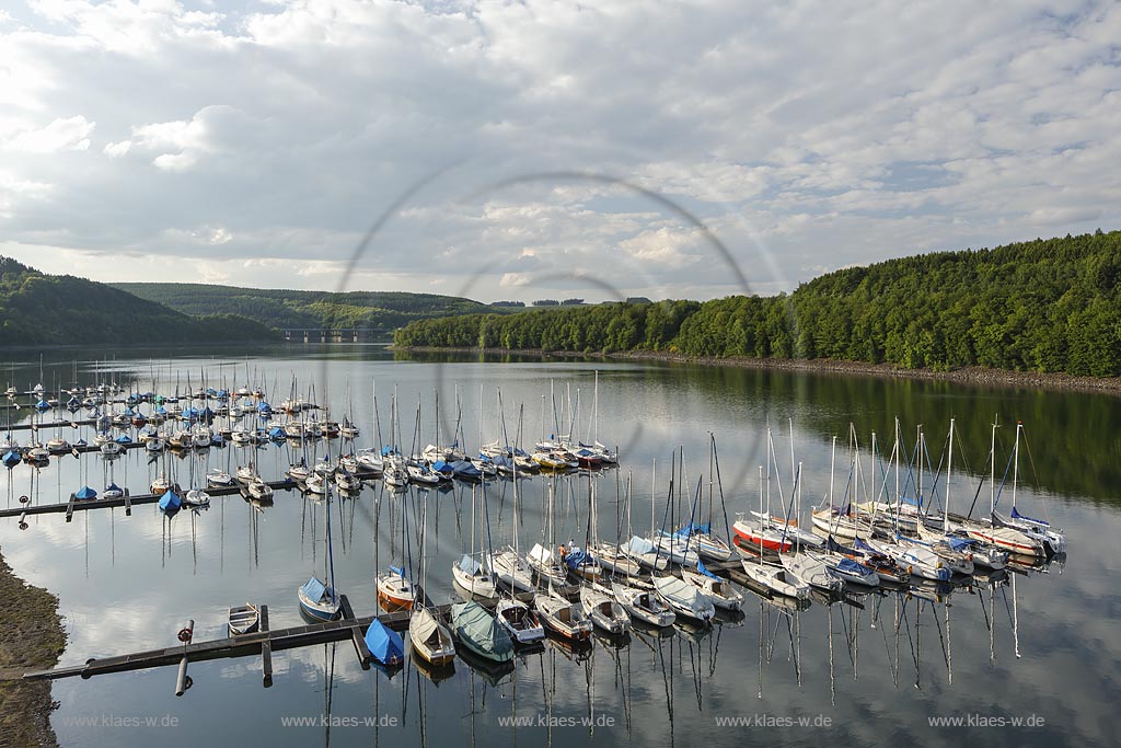 Biggetalsperre, auch Biggesee, bei Olpe Sondern mit Bootsanlegern; barrier lake Biggesee near Olpe Sondern with docks.