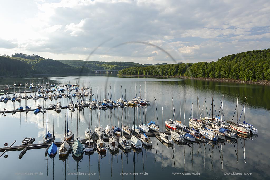 Biggetalsperre, auch Biggesee, bei Olpe Sondern mit Bootsanlegern; barrier lake Biggesee near Olpe Sondern with docks.