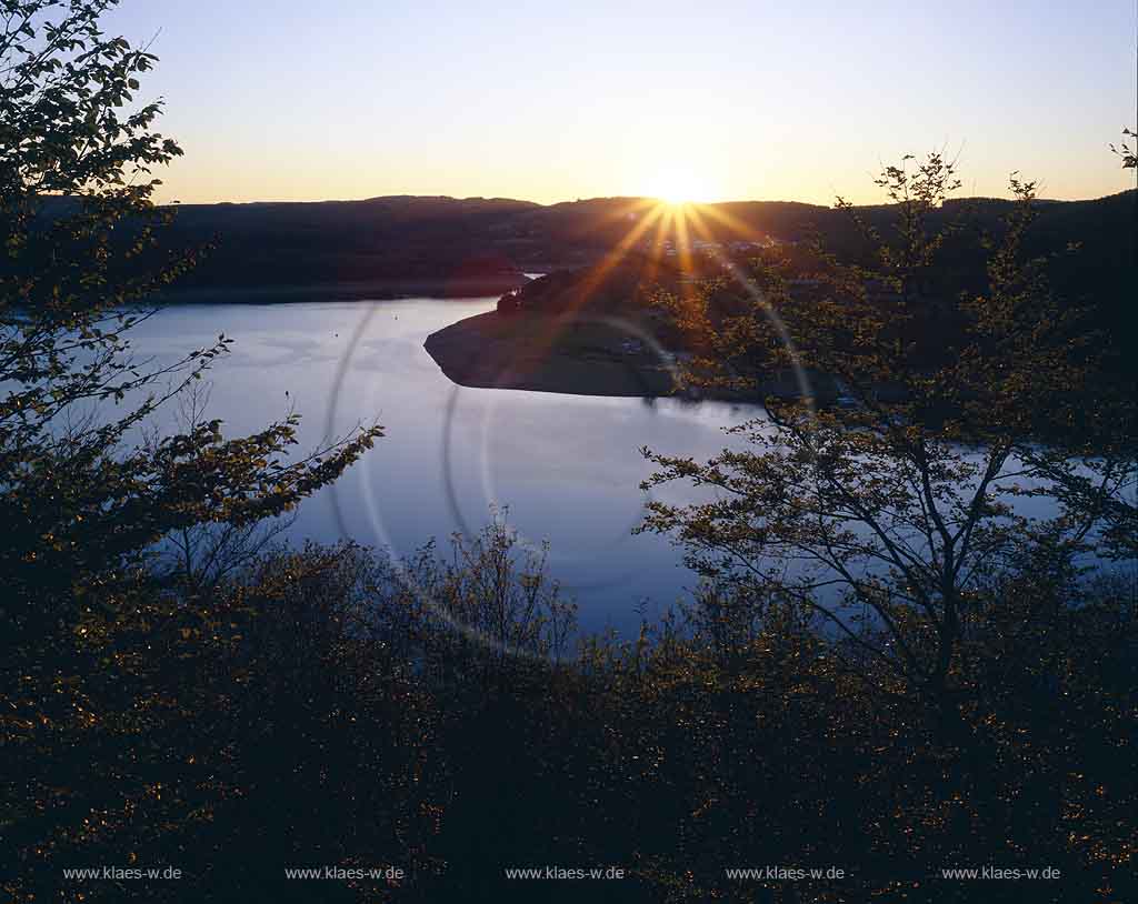 Biggesee, Kreis Olpe, Blick ber Bume auf Biggesee mit Sonnenreflection, Sauerland