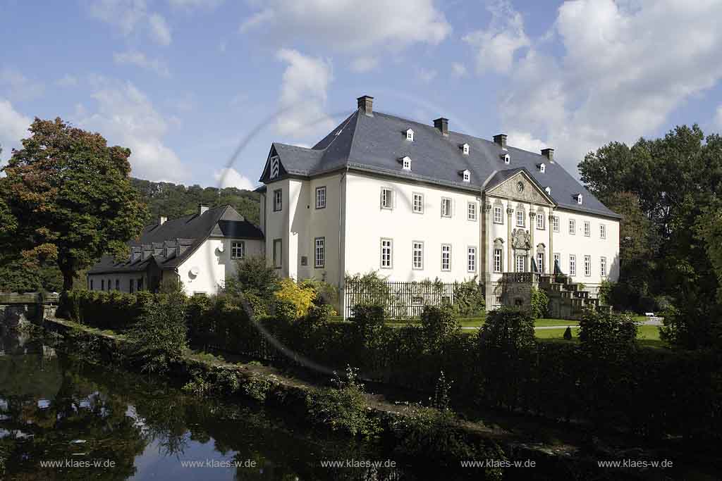 Brilon, Alme, Blick auf Wasserschloss mit Spiegelung im Wasser, Sauerland