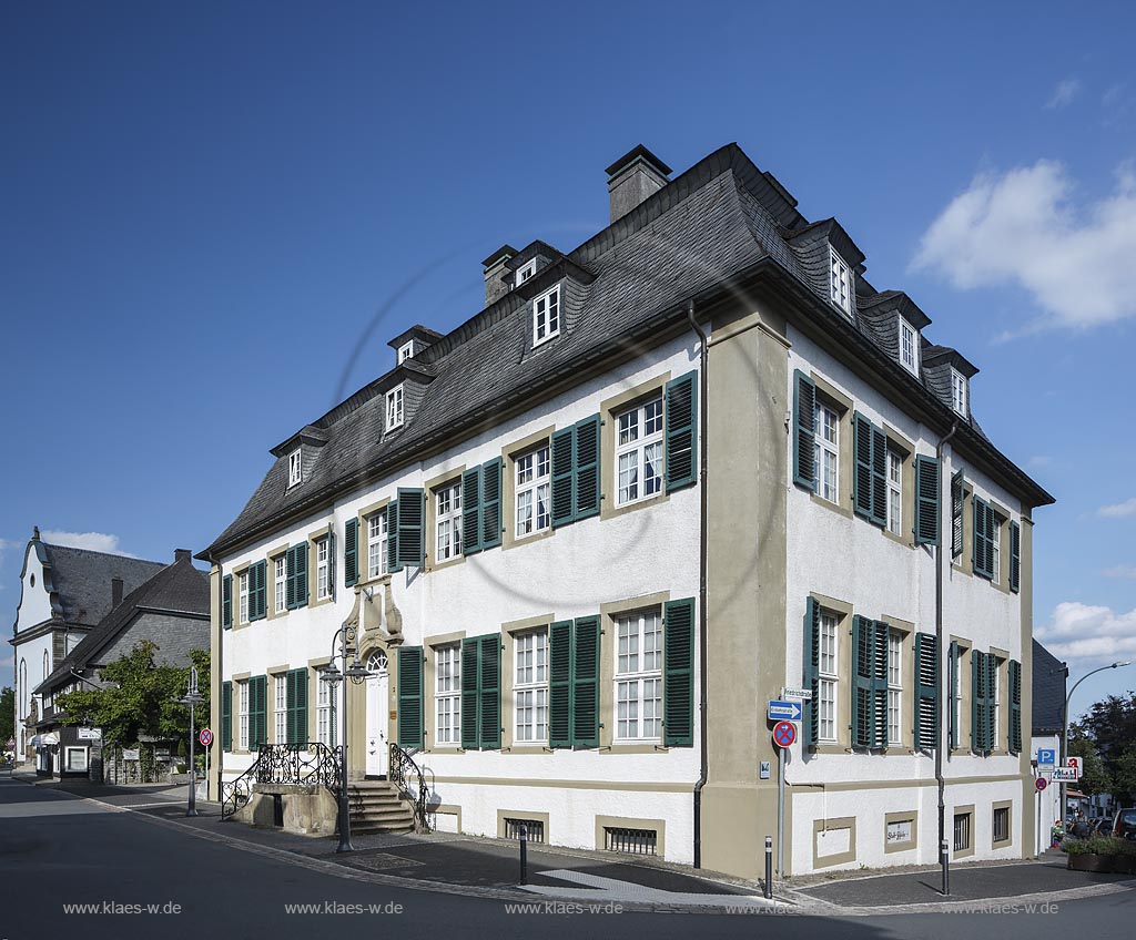Brilon, Haus Sauvigny, 1752 erbaut von "Johann Matthias Kitz", ein zweigeschossiger verputzter Bruchsteinbau mit Sandsteingliederungen und geschiefertem, abgewalmten Knickdach mit Dachhaeuschen; Brilon, house Haus Sauvigny, anno 1752, builded by Johann Matthias Kitz.