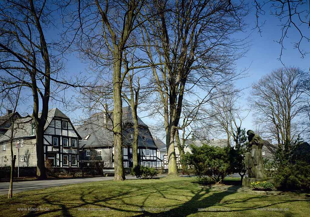 Brilon, Blick auf Kirchplatz mit Fachwerkhusern, Sauerland