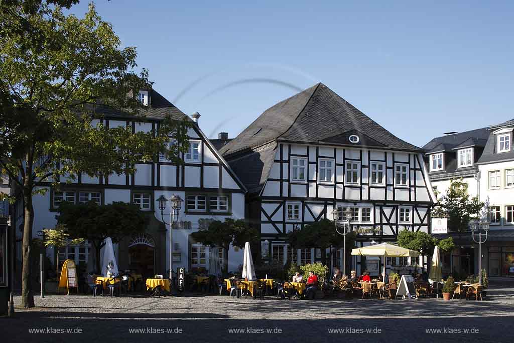 Brilon, Blick auf Marktcafe mit Biergarten und Besuchern, Sauerland