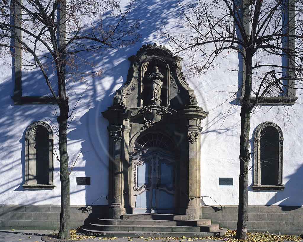 Brilon, Blick auf Portal der Nikolaikirche, Sauerland