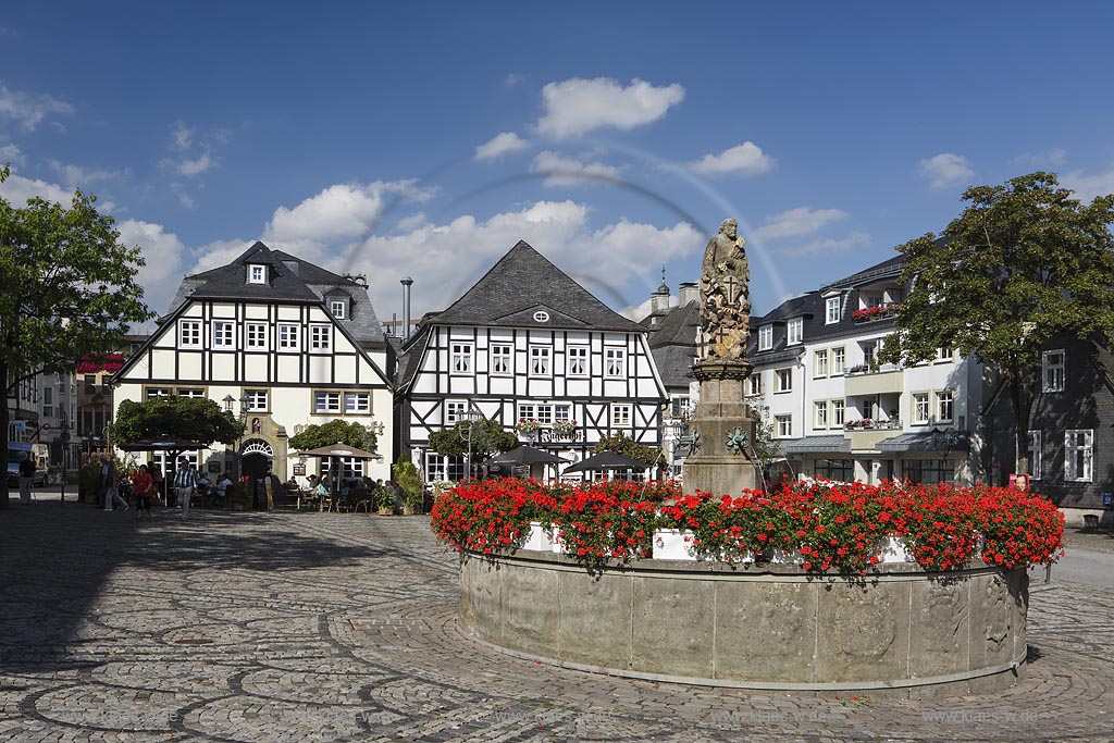 Brilon, Markt mit Petrusbrunnen; Brilon, market square with fountain Petrusbrunnen.