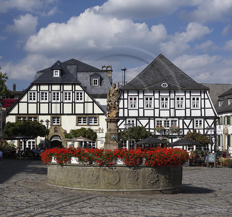 Brilon, Markt mit Petrusbrunnen; Brilon, market square with fountain Petrusbrunnen.