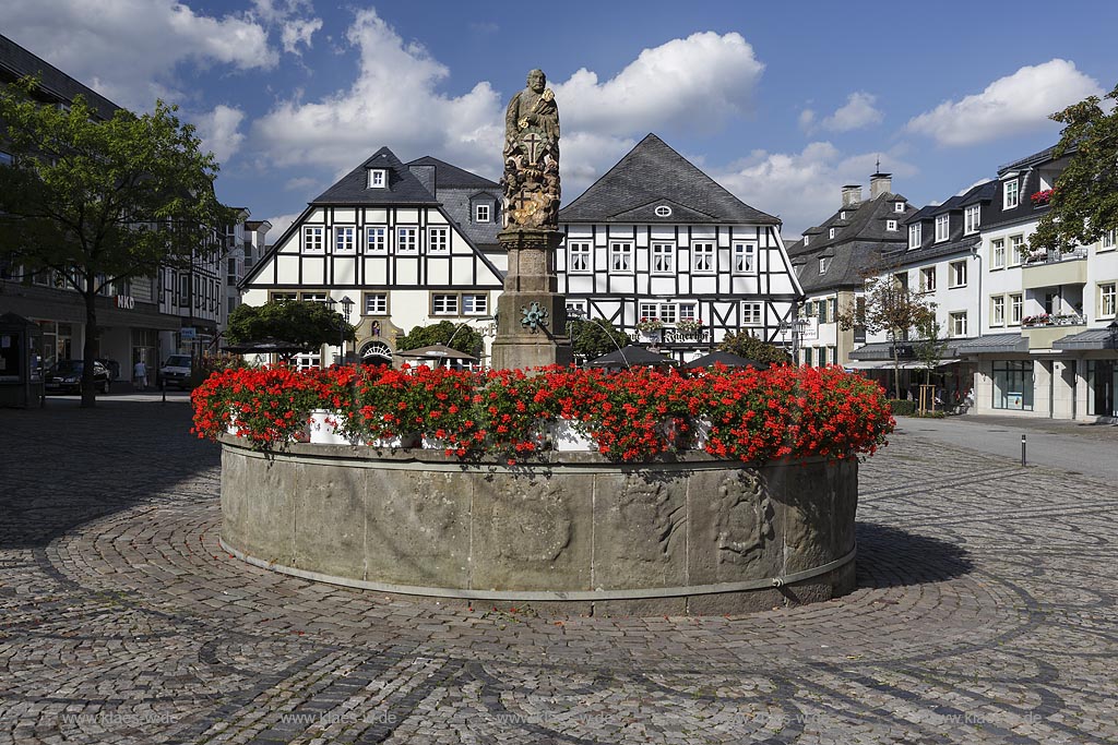 Brilon, Markt mit Petrusbrunnen; Brilon, market square with fountain Petrusbrunnen.