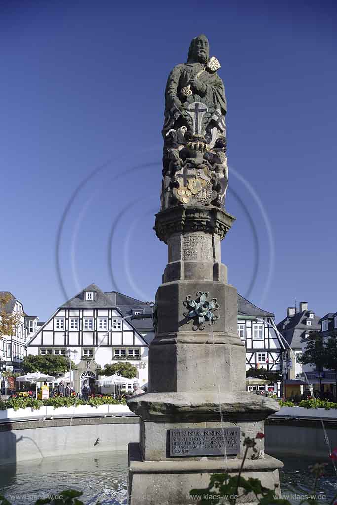 Brilon, Hochsauerlandkreis, Blick auf Petrusbrunnen mit Petrusfigur, Sauerland