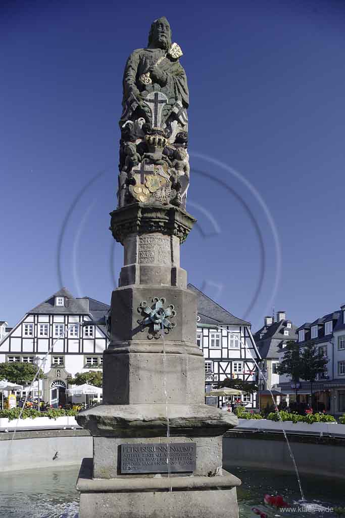 Brilon, Hochsauerlandkreis, Blick auf Petrusbrunnen mit Petrusfigur, Sauerland