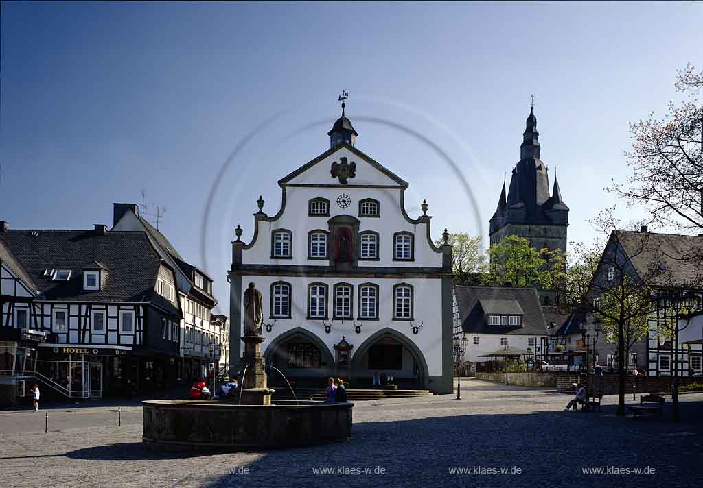 Brilon, Blick auf Rathaus, Petrusbrunnen und Blick auf Proppsteikirche, St. Petrus und Andreas, Sauerland