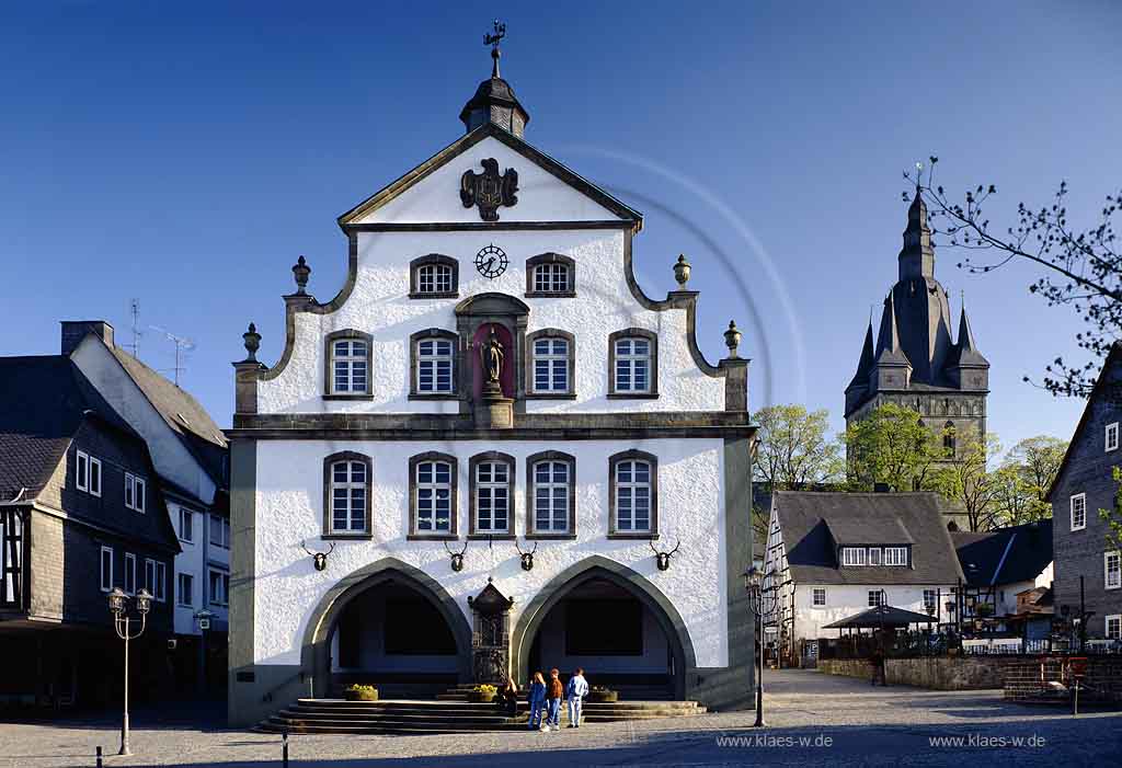 Brilon, Blick auf Rathaus und Blick auf Proppsteikirche, St. Petrus und Andreas, Sauerland