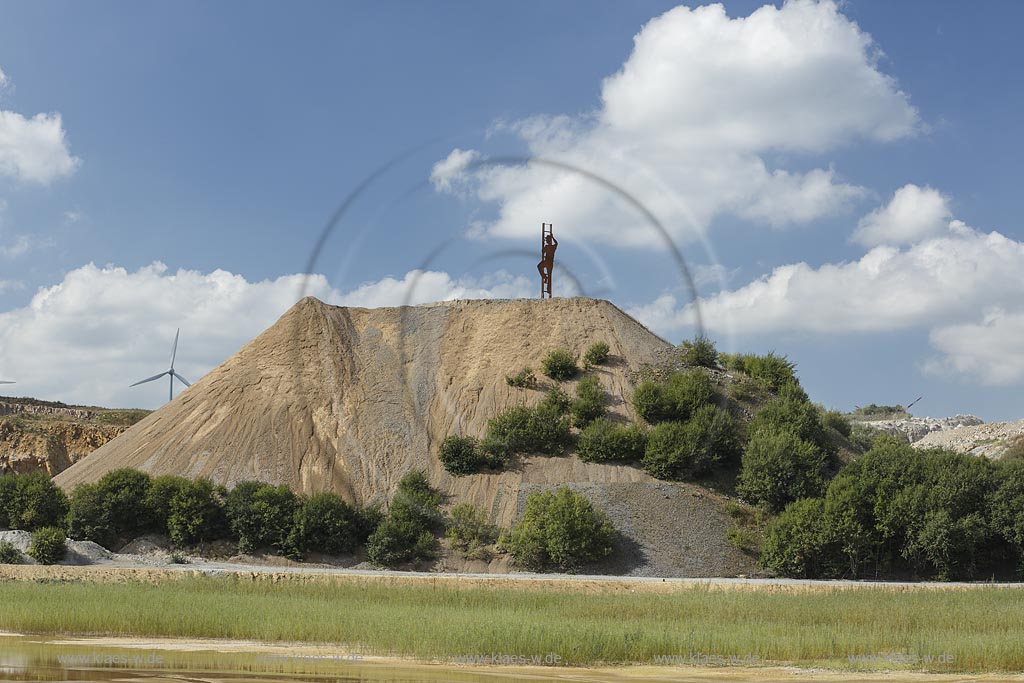 Brilon Roesenbeck, Halde im Steinbruch der  "Bernhard Muehlenbein GmbH & Co. KG" mit Landmarke "Leitermann" einem Blechmann "Mann auf Leiter" des Bildhauers "Boris Sprenger" Brilon Roesenbeck, stone quarry of the Bernhard Muehlenbein GmbH & Co. KG" with landmark built by "Boris Sprenger".