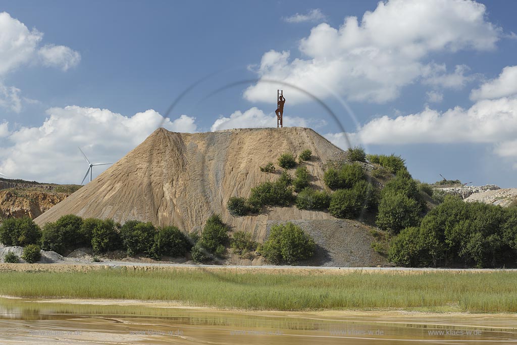 Brilon Roesenbeck, Halde im Steinbruch der  "Bernhard Muehlenbein GmbH & Co. KG" mit Landmarke "Leitermann" einem Blechmann "Mann auf Leiter" des Bildhauers "Boris Sprenger" Brilon Roesenbeck, stone quarry of the Bernhard Muehlenbein GmbH & Co. KG" with landmark built by "Boris Sprenger".