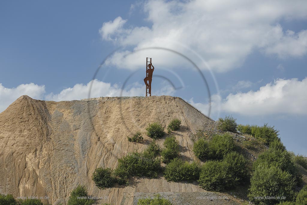 Brilon Roesenbeck, Halde im Steinbruch der  "Bernhard Muehlenbein GmbH & Co. KG" mit Landmarke "Leitermann" einem Blechmann "Mann auf Leiter" des Bildhauers "Boris Sprenger" Brilon Roesenbeck, stone quarry of the Bernhard Muehlenbein GmbH & Co. KG" with landmark built by "Boris Sprenger".