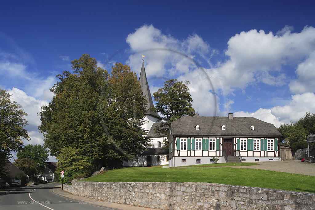 Brilon, Thuelen, Blick auf Kirche St. Dionysius und altes Pfarrhaus, Sauerland