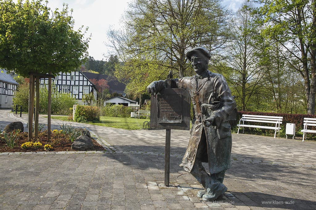 Eslohe, Blick auf das Pampel Denkmal des Sauerlaender Originals "Wilhelm Jungbluth" im Ortskern von Eslohe; Eslohe, view to the Pampel monument of "Wilhelm Jungbluth"